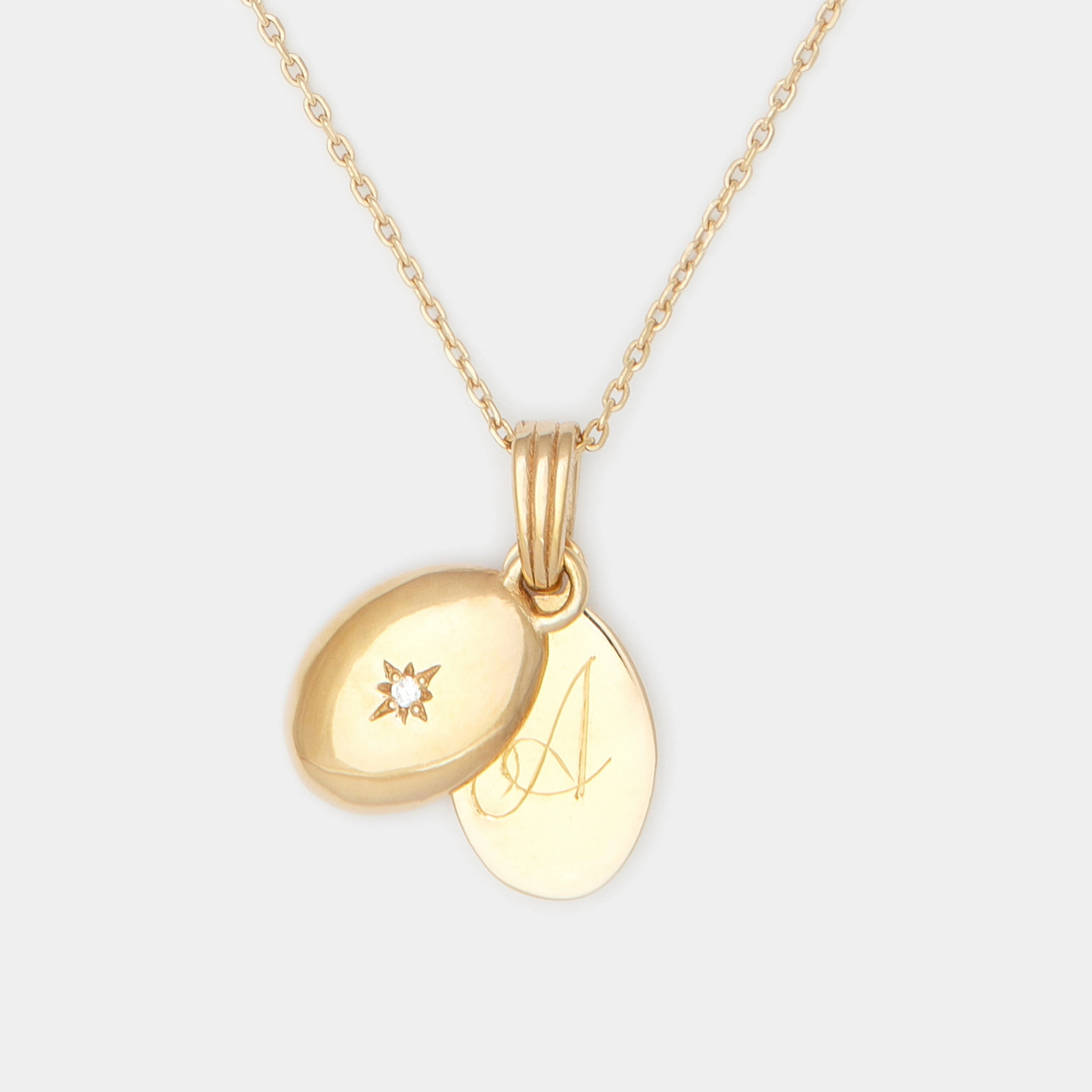 Madeline's Locket in Gold - Vintage Oval